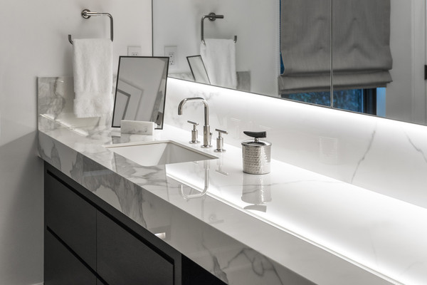 Wash basin and niche back wall made of porcelain ceramic - Photo: NEOLITH® 