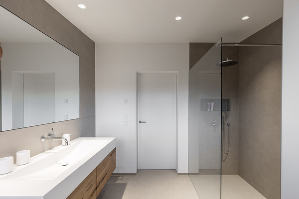 Spacious parents' bathroom with a high-quality appearance - Photo: edel-fotografie