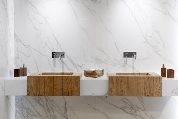 Washbasin and wall cladding made of porcelain ceramic - Photo: NEOLITH®