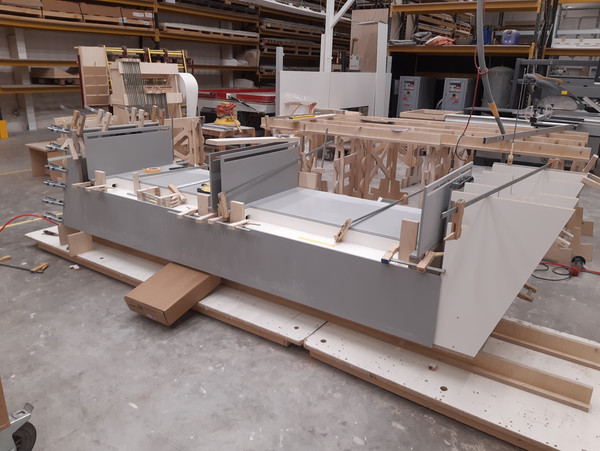 Production of a showcase table, including substructure - Photo: ROSSKOPF + PARTNER AG 