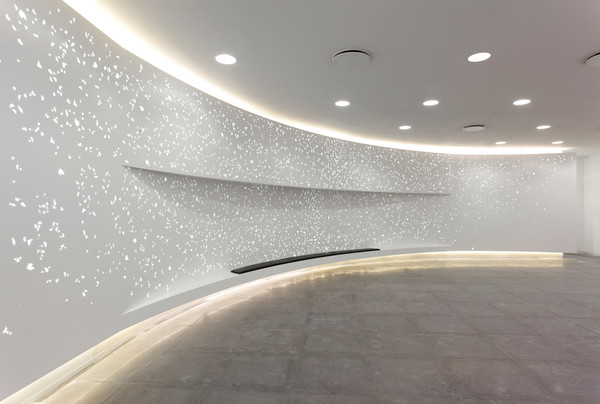 Wall cladding and bench made of solid surface material HI-MACS® - Photo: Marc Wilson