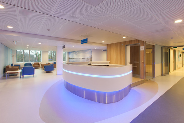 Counter made of solid surface material HI-MACS® - Photo: EGM architecten