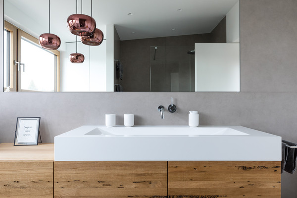 The perfect duo in the bathroom: Tiles made of Neolith® Pietra di Luna and washbasin fabricated using Avonite® Porcelain - Photo: edel-fotografie