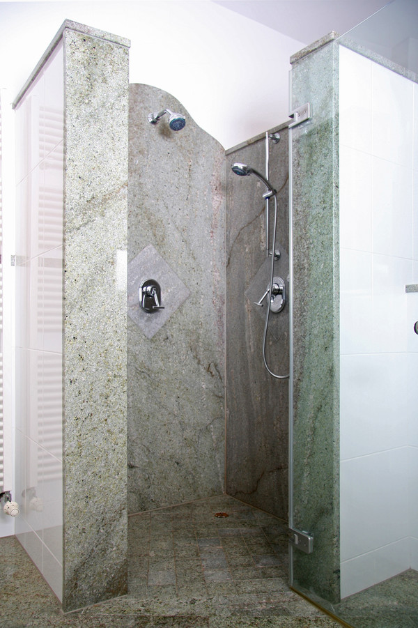 Shower walls made of natural stone - Photo: Magna Naturstein GmbH
