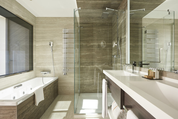 Cladding for wall and bathtub made of porcelain ceramic - Photo: NEOLITH® 