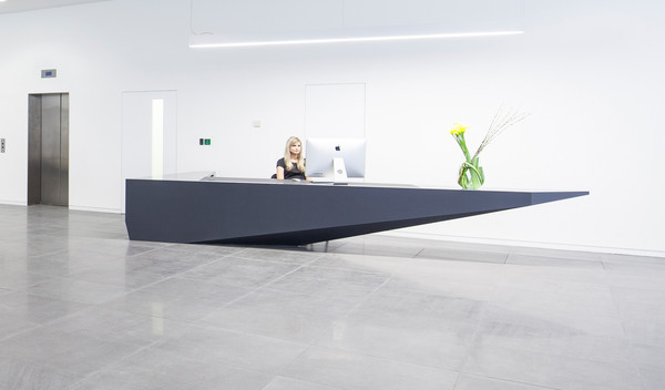 Counter made of solid surface material HI-MACS® - Photo: Marc Wilson