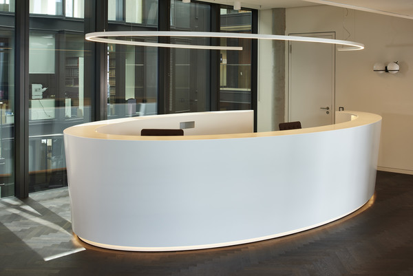 Counter made of solid surface material - Photo: Max Fesche