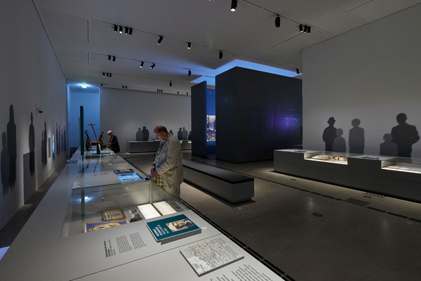 Exhibits were placed in the showcases, but also on the tables; Texts are sometimes printed on the surface and screens are embedded - Photo: ATELIER-BRÜCKNER / Michael Jungblut 